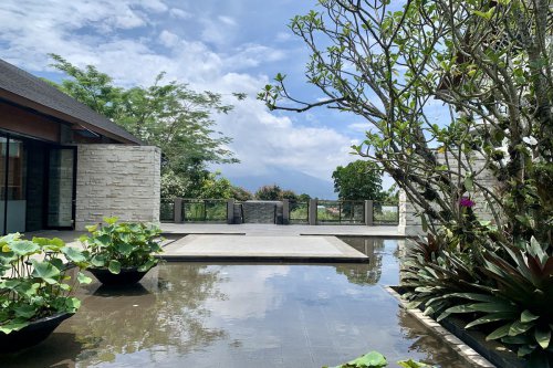 Pilihan Staycation Dekat Gerbang Puncak: Ada Mini Zoo, ATV dan View 3 Gunung