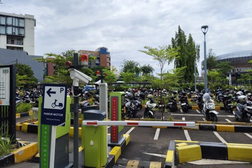Berapa Biaya Parkir Sepeda Motor di Stasiun Tanah Abang Baru?
