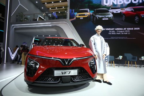 VinFast Indonesia, busana usher, Didiet Maulana, GIIAS 2025, Sentuhan Budaya Indonesia dalam Busana Usher VinFast di GIIAS 2025