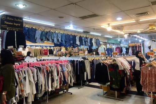 Larangan Impor Pakaian Bekas Bikin Pedagang Thrifting Pasar Baru Cemas: "Nanti Mau Jualan Apa?"