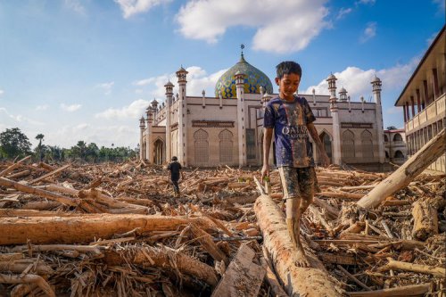 BERITA FOTO: Banjir Bandang Sisakan Tumpukan Kayu yang Kepung Desa-desa di Aceh Tamiang