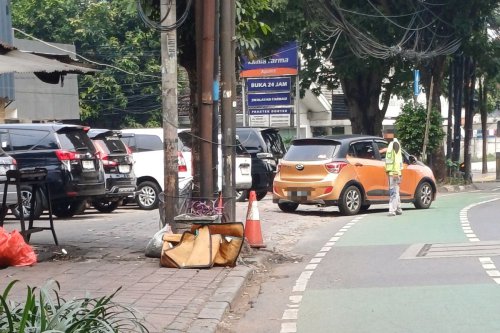 Waspada Modus Juru Parkir Terlindas Ban Mobil, Begini Cara Menghindarinya
