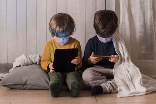 Komdigi Tunda Akses Media Sosial Anak di Bawah 16 Tahun, Bukan Melarang