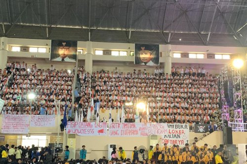 Mengapa Ratusan Mahasiswa Unmul Membalikkan Badan Saat Wagub Kaltim Berpidato?