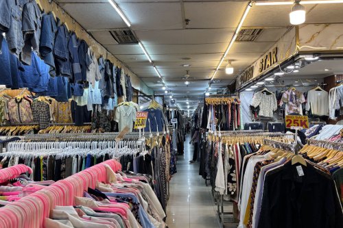 baju bekas, thrifting, impor pakaian bekas dilarang, impor pakaian bekas, Pakaian Bekas Impor, baju bekas impor, thrift pasar baru buka jam berapa, menteri keuangan purbaya, baju bekas impor dibatasi, Cerita Aza dan Malihah, Pilih Thrifting Demi Berhemat di Tengah Pembatasan Impor Pakaian Bekas