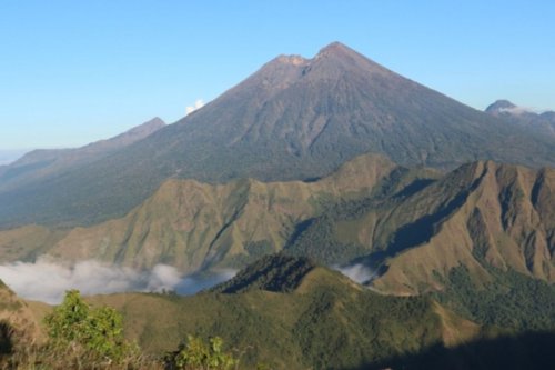 Viral Turis Asing Berbikini di Pemandian Air Panas Rinjani, Dispar NTB Buka Suara