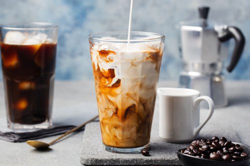 Racik Es Kopi Susu ala Kafe Tanpa Mesin, Ini Tips Barista Profesional