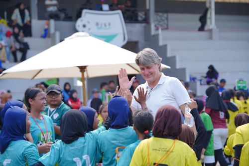 Timo Scheunemann, sepak bola putri, MilkLife Soccer Challenge, sepak bola kelompok usia, MLSC Bekasi Seri 1 2025-2026, Timo Scheunemann Angkat Topi Lihat Aksi Pemain Putri di Kota Patriot
