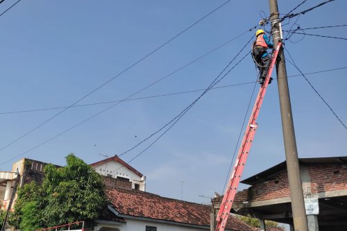 Tarif listrik PLN September 2025 tetap aman, Rincian tarif rumah tangga non-subsidi, Rincian tarif bisnis dan industri, Rincian tarif rumah tangga subsidi, Cara praktis cek tagihan listrik PLN lewat HP, Cek via WhatsApp PLN, Kenapa harus rutin cek tagihan listrik?, Tarif Listrik PLN 22&ndash;28 September 2025 Tetap, Begini Cara Cek Tagihan Lewat HP