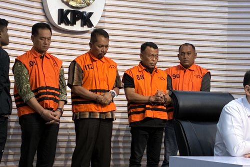 KPK Datangi Rumah Mewah Indah Pertiwi, Peran Indah Pertiwi dalam Transaksi Suap Rp 500 Juta, Indah Pertiwi Jadi Saksi Kunci Kasus Jual Beli Jabatan, Kronologi Kasus Korupsi di Ponorogo, Sosok Indah Bekti Pertiwi: Selebgram hingga Calon Wabup, KPK Geledah Rumah Indah Pertiwi, Teman Dekat Dirut RSUD Ponorogo yang Terjerat Kasus Korupsi