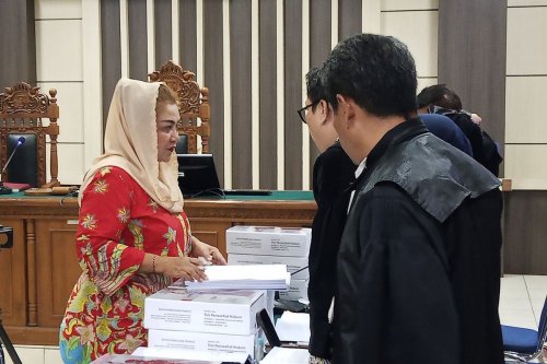 korupsi, Semarang, Wali Kota Semarang, Mbak Ita, Pilkada Semarang 2024, kasus korupsi Pemkot Semarang, Mbak Ita dan Alwin Basri, Suap proyek meja kursi SD, Proyek penunjukan langsung Semarang, Tangis Mbak Ita di Sidang Pledo, di Depan Hakim Mengaku Tak Serumah Lagi dengan Suami