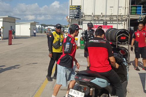 Potret Marc Marquez Setelah Jatuh, Tangan Kanan Disembunyikan di Baju