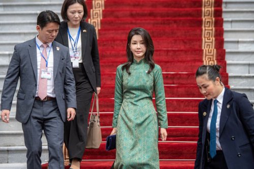 Top 5+ Gaya Kim Keon-hee Eks Ibu Negara Korsel, Stylish dan Elegan
