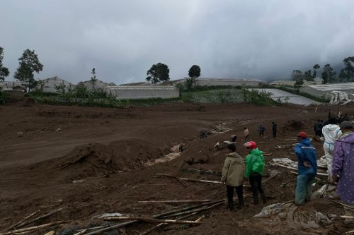Longsor Bandung Barat: 10 Tewas, 89 Hilang, Balita 2 Tahun Selamat di Atas Genting