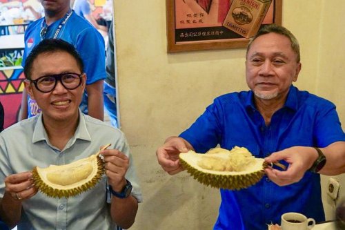 Bareng Eko Patrio Cicip Durian Kalbar, Zulhas: Mantap, Bijinya Tipis