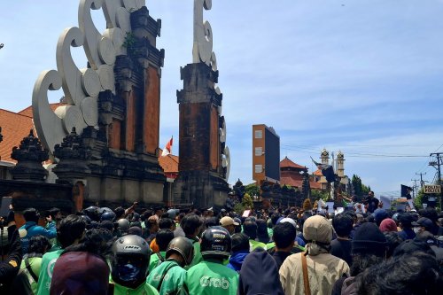 Tuntut Reformasi Polri, Ojol dan Mahasiswa Demo Damai di Bali