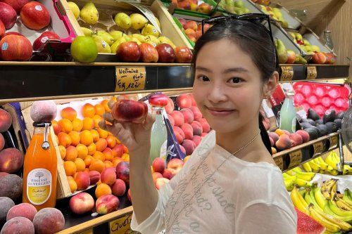 Jennie Blackpink Pakai Kaus Unik di Paris, Harga di Bawah Rp 500.000