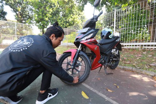 mudik, parkir motor, motor, tips meninggalkan kendaraan di rumah, motor ditinggal mudik, Ini yang Harus Dilakukan Sebelum Tinggalkan Motor Saat Mudik Lebaran