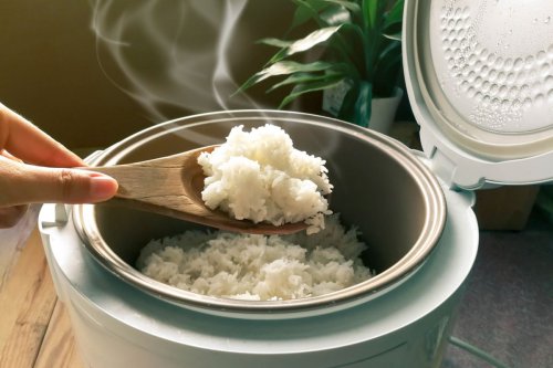 1. Perhatikan arus listrik ke rice cooker, 2. Rutin buang air dari penampungan uap, 3. Bersihkan rice cooker secara menyeluruh, 4. Cabut steker rice cooker pada malam hari, 5. Gunakan daun pandan saat memasak nasi, Bikin Hemat, 5 Tips agar Nasi Tidak Cepat Bau dan Basi di Rice Cooker