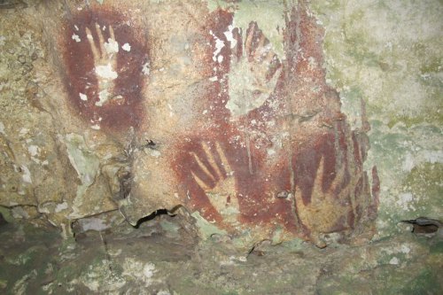 Menyusuri Gua di Sulawesi yang Menyimpan Lukisan Cap Tangan Tertua Dunia