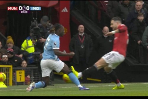 Premier League, Derbi Manchester, Man United vs Man City, Diogo Dalot, Alasan VAR Selamatkan Dalot dari Kartu Merah di Derbi MU vs Man City