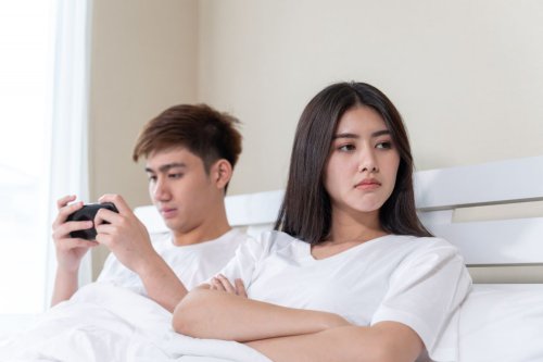 1. Terlalu sempurna di awal hubungan, 2. Merasa lebih unggul dari orang lain, 3. Tidak pernah mau mengakui kesalahan, 4. Sering memancing pujian, 5. Melakukan gaslighting, Top 5+ Red Flag Pasangan yang Narsistik, Kenali Sebelum Terlambat