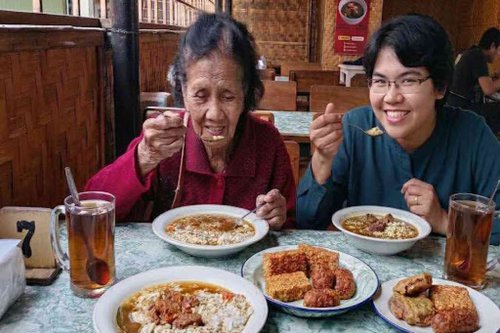 Sepiring Rawon Tessy dan Cerita yang Tak Pernah Usang Sejak 1942