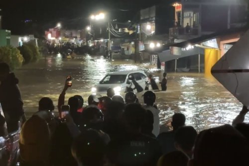 Banjir Bandang di Landak Kalbar: Akses PLBN Lumpuh, Warga Pakai Rakit