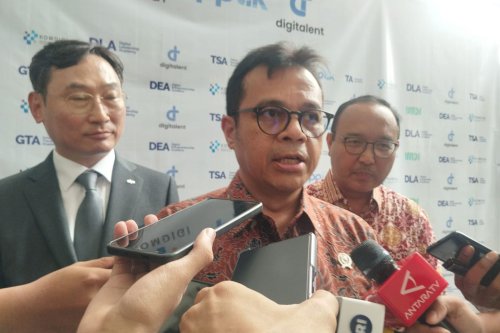 DPR Usul 1 Orang 1 Akun Medsos, Wamenkomdigi: Salah Satu Solusi Awasi Misinformasi