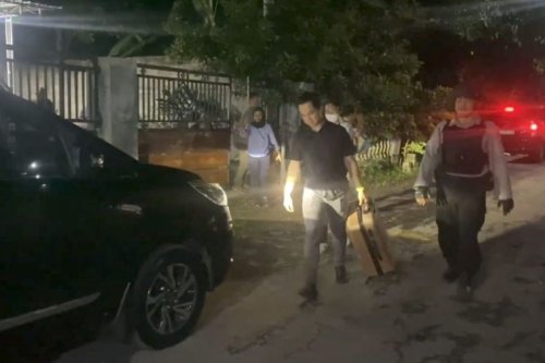 KPK Geledah Rumah Kerabat Bupati Sugiri Sancoko di Ponorogo Bawa Beberapa Koper Bukti