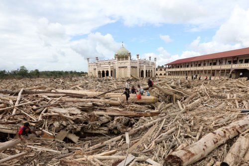 Gubernur Aceh: Kayu Boleh Dimanfaatkan Korban Banjir, JK Soroti Kayu di Sungai Picu Bencana, Izinkan Pemanfaatan Kayu, Kondisi Warga Belum Pulih, Kayu Banjir untuk Hunian Sementara, UGM Turun Tangan, Masyarakat Boleh Manfaatkan Kayu Pascabanjir Sumatera, Ini Penjelasan Pemerintah