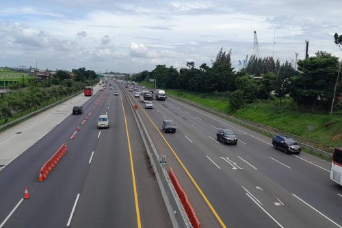one way, contraflow, mobil, kecelakaan, jalan tol, aman berkendara, Akibat Sembarangan Pindah Lajur Saat Contraflow, Dua Mobil Tabrakan