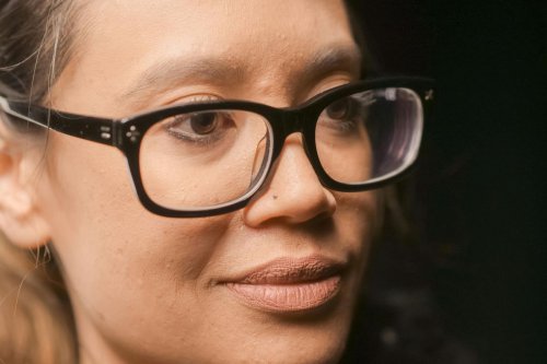 1. Tidak mencoba lensa, 2. Memilih frame yang terlalu berat, 3. Memilih frame yang tidak sesuai bentuk wajah, 4. Memilih frame yang tidak sesuai selera, 4 Kesalahan Memilih Kacamata yang Sering Tak Disadari, Wajib Tahu!
