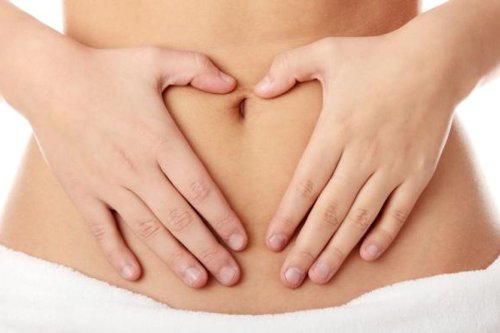 1. Rutin mengganti pakaian dalam dan pembalut, 2. Tidak menahan buang air kecil dan cukup minum air putih, 3. Menjaga kebersihan sebelum dan sesudah hubungan intim, 4. Pentingnya vaksinasi HPV, 4 Cara Menjaga Kesehatan Organ Intim Perempuan, Selalu Ganti Pakaian Dalam