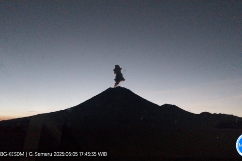 Gunung Semeru Erupsi 14 Kali, Kolom Letusan Capai 700 Meter di Atas Puncak