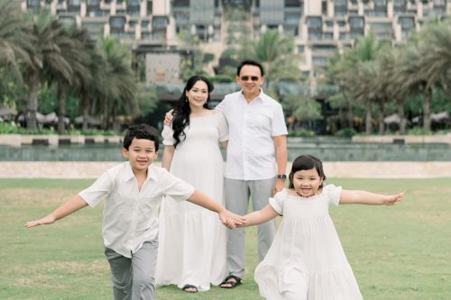 Top 5+ Style Puput Nastiti Devi Saat Foto Kehamilan Bareng Keluarga, Nuansa Putih