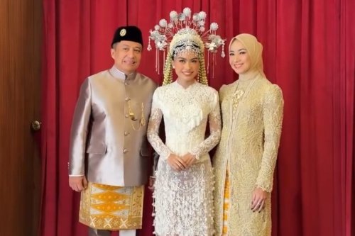 Gaya Busana Alya Rohali di Pernikahan Anaknya, Elegan dan Penuh Warna