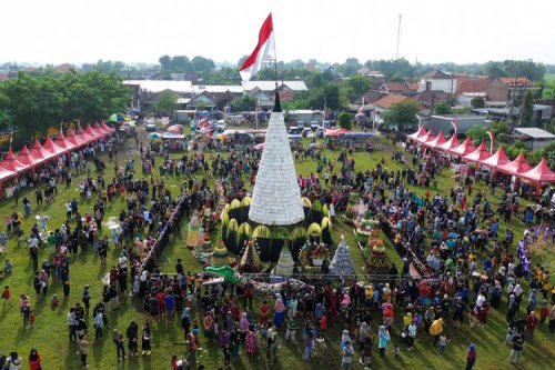 BERITA FOTO: Tradisi Ruwat Desa Jelang Ramadhan di Sidoarjo, Warga Rebutan Tumpeng Tempe Setinggi 9 Meter