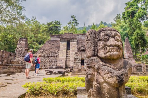 Candi Sukuh: Sejarah, Relief Erotis, dan Misteri Peninggalan Majapahit di Gunung Lawu