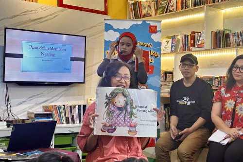 membacakan buku anak, membaca buku, membaca nyaring, read aloud untuk anak, pentingnya read aloud, pentingnya membacakan buku untuk anak sejak dini, manfaat membacakan buku pada anak, Sisihkan 10 Menit Sehari untuk Membacakan Buku Anak, Ini Alasannya