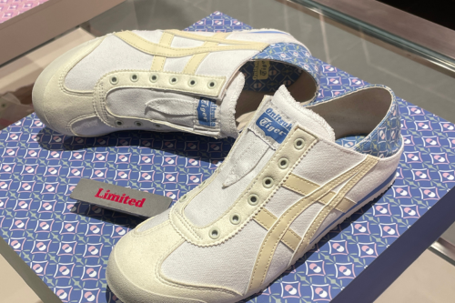 Dirilis bersamaan dengan pembukaan toko, Koleksi yang terinspirasi dari budaya Indonesia, Item edisi terbatas hanya tersedia sampai akhir Juni, Hadir bersama koleksi premium buatan tangan Jepang, Onitsuka Tiger Rilis Sepatu dengan Aksen Batik Kawung Edisi Terbatas