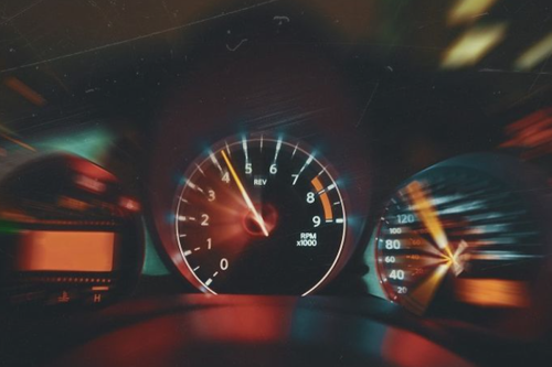 Benarkah Menggeber Mobil Bisa Bikin Mesin Rontok?