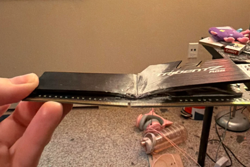 Reddit, tembakan, Peluru, PC gaming, PC Gaming Selamatkan Pemiliknya dari Tragedi yang Ancam Nyawa
