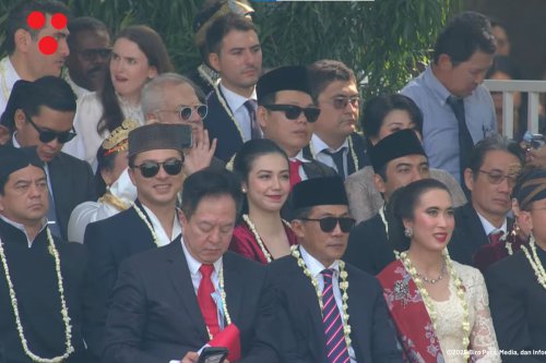 Velove Vexia, Nicholas Saputra, istana merdeka, Ario Bayu, upacara pengibaran bendera merah putih, HUT ke-80 RI, upacara hut ri ke 80, HUT ke-80, velove vexia diapit nicholas saputra dan ario bayu, Momen Velove Vexia Diapit Nicholas Saputra dan Ario Bayu Saat HUT Ke-80 RI di Istana Merdeka