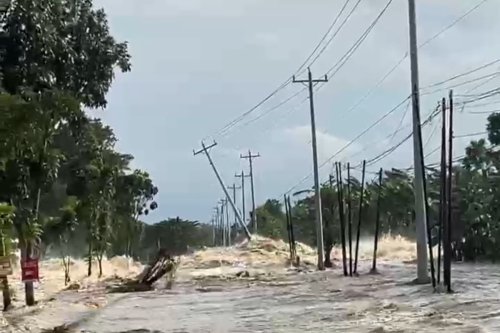 Akses Jalan Semarang&ndash;Demak-Grobogan Putus Akibat Tanggul Sungai Tuntang Jebol