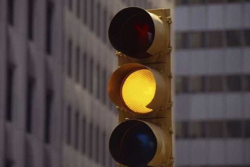 Jangan Salah Paham! Arti Lampu Kuning &amp; Cara Aman Melewatinya