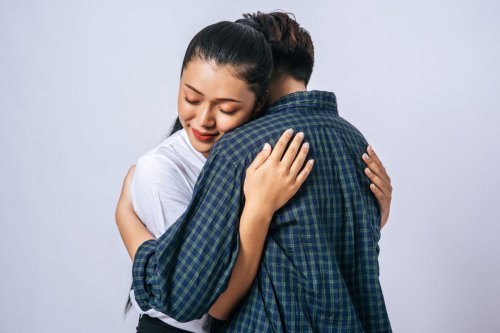 Tak Melulu Bernuansa Seksual, Ini 5 Cara Menerapkan Love Language Physical Touch