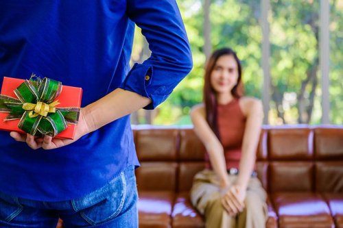 Top 5+ Zodiak Paling Romantis yang Suka Beri Kejutan untuk Pasangannya
