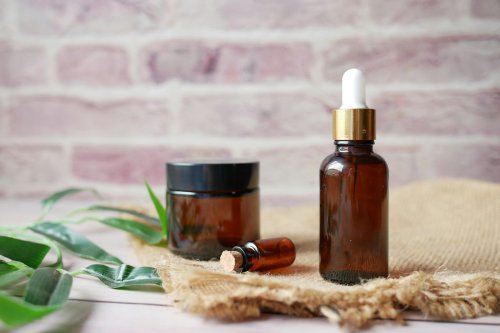 Top 10+ Essential Oil yang Bisa Samarkan Flek Hitam di Wajah Secara Alami