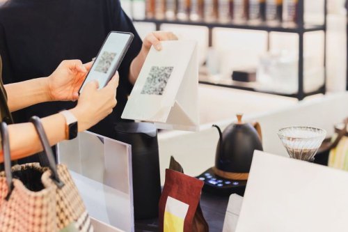 Turis China Kini Bisa Pakai QRIS untuk Belanja di Indonesia